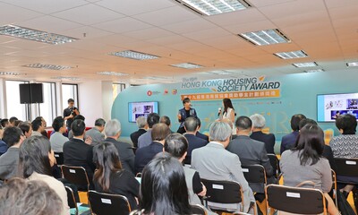 Louis Yan, a recipient of the Ten Outstanding Young Persons Selection, inspires the students to pursue their dreams and “innovate for the future”. Yan also surprises the guests with his stunning magic performance at the award ceremony. 